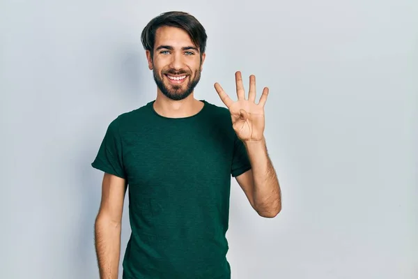 Gündelik Beyaz Tişört Giyen Genç Spanyol Adam Dört Numarayı Gösterip — Stok fotoğraf
