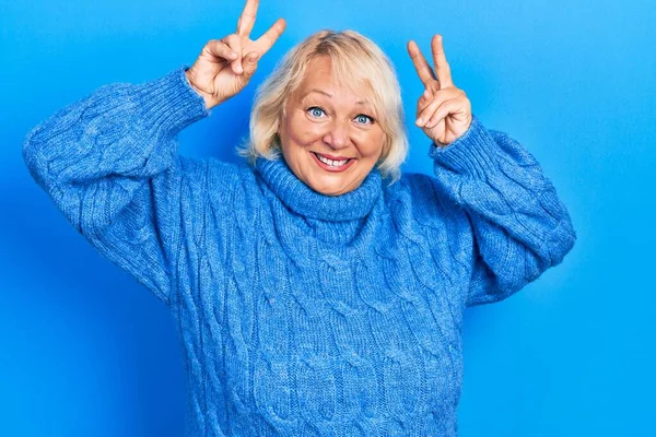 Blonde Frau Mittleren Alters Lässiger Kleidung Posiert Lustig Und Verrückt — Stockfoto