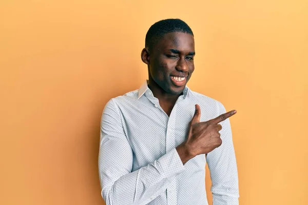 Junger Afrikanisch Amerikanischer Mann Lässiger Kleidung Lächelt Fröhlich Und Zeigt — Stockfoto