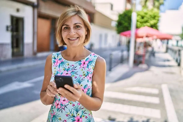 Mujer Hermosa Mediana Edad Usando Teléfono Inteligente Parque — Foto de Stock