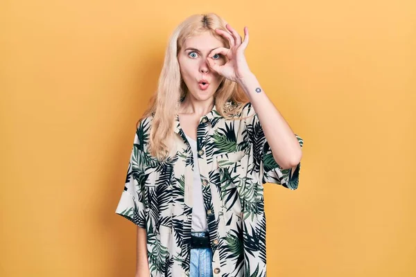 Beautiful Caucasian Woman Blond Hair Wearing Tropical Shirt Doing Gesture — Stock Photo, Image