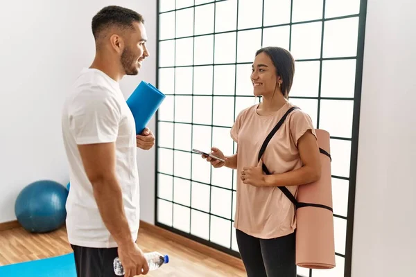 Latin Man Och Kvinna Par Bär Sportkläder Med Hjälp Smartphone — Stockfoto