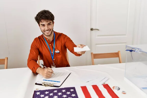 Joven Hispano Sonriendo Confiado Sosteniendo Voto Escribiendo Lista Verificación Colegio — Foto de Stock