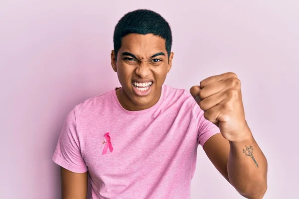 Jeune Homme Hispanique Beau Portant Ruban Cancer Rose Sur Chemise — Photo