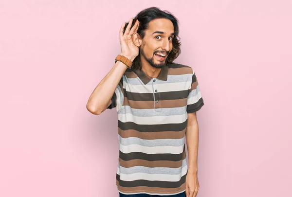 Junger Hispanischer Mann Lässiger Kleidung Der Lächelnd Mit Der Hand — Stockfoto