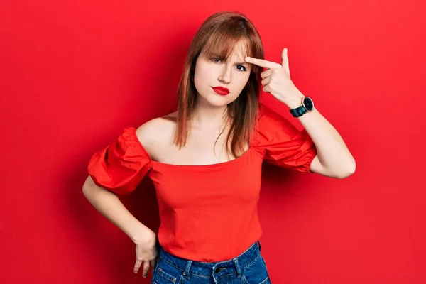 Ruiva Jovem Mulher Vestindo Casual Camiseta Vermelha Apontando Infeliz Para — Fotografia de Stock