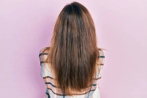 Junge Kaukasische Mädchen Lässiger Kleidung Stehen Rückwärts Und Schauen Mit — Stockfoto