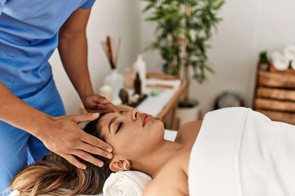 Frau Reciving Kopf Massage Beauty Center — Stockfoto