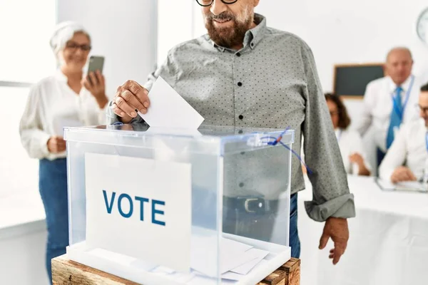 Orta Yaşlı Seçmen Mutlu Gülümsüyor Seçim Merkezinde Sandığına Koyuyor — Stok fotoğraf