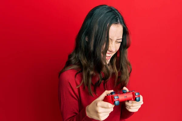 Jovem Morena Mulher Jogar Vídeo Game Segurando Controlador Sorrindo Rindo — Fotografia de Stock