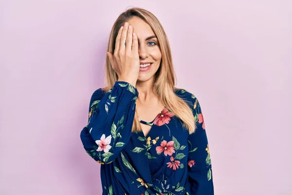 Jonge Blanke Vrouw Draagt Casual Kleding Die Een Oog Bedekt — Stockfoto