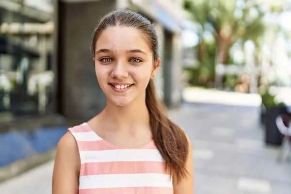 Caucásico Adolescente Chica Sonriendo Feliz Pie Ciudad —  Fotos de Stock