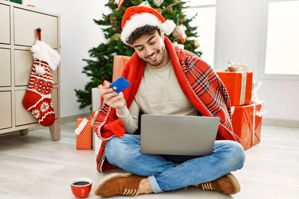 Joven Hispano Usando Sombrero Navidad Usando Laptop Tarjeta Crédito Casa — Foto de Stock