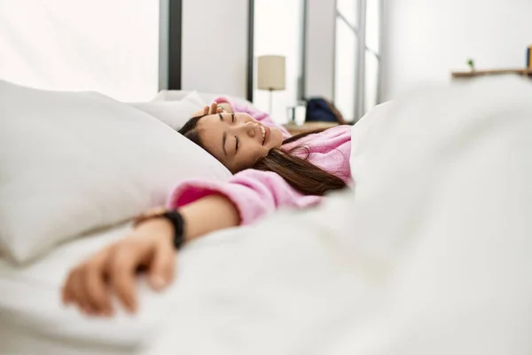 Genç Çinli Kız Yatak Odasında Yatakta Uyuyor — Stok fotoğraf