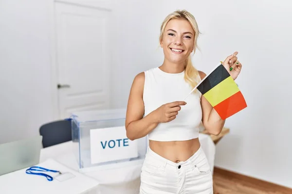 Jovem Caucasiana Eleição Campanha Política Segurando Bandeira Bélgica Sorrindo Feliz — Fotografia de Stock