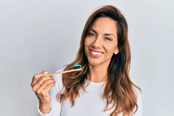Jovem Mulher Latina Segurando Escova Dentes Com Pasta Dentes Olhando — Fotografia de Stock