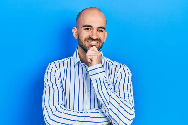 Jovem Careca Vestindo Roupas Elegantes Sorrindo Olhando Confiante Para Câmera — Fotografia de Stock