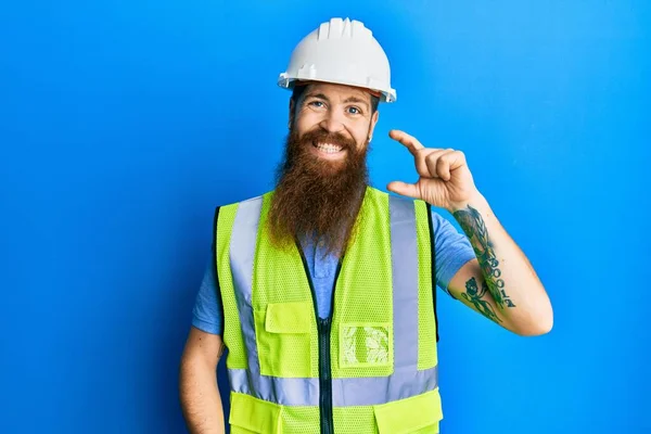 Homem Ruivo Com Barba Longa Usando Capacete Segurança Casaco Reflexivo — Fotografia de Stock