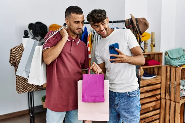 Két Spanyol Ügyfél Kezében Bevásárló Táskák Okostelefon Használata Ruhaboltban — Stock Fotó