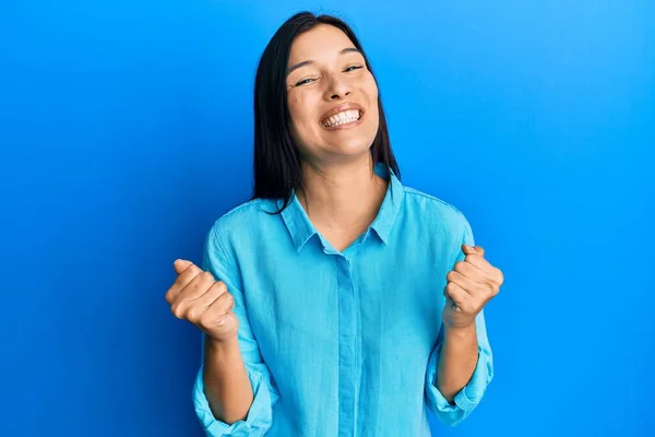 Giovane Donna Latina Indossa Abiti Casual Che Celebrano Sorpreso Stupito — Foto Stock