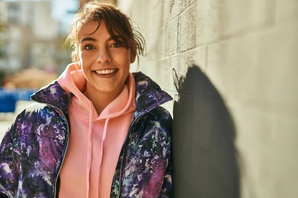 Joven Deportista Hispana Sonriendo Feliz Pie Ciudad —  Fotos de Stock