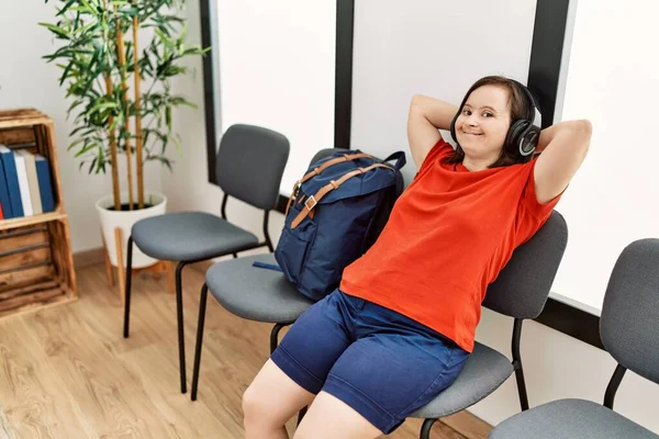 Bruneta Žena Downovým Syndromem Sedí Sluchátkách Čekárně — Stock fotografie