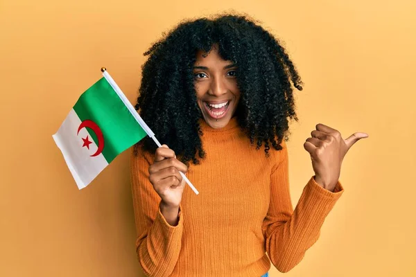 African American Woman Afro Hair Holding Algeria Flag Pointing Thumb — Stock Photo, Image