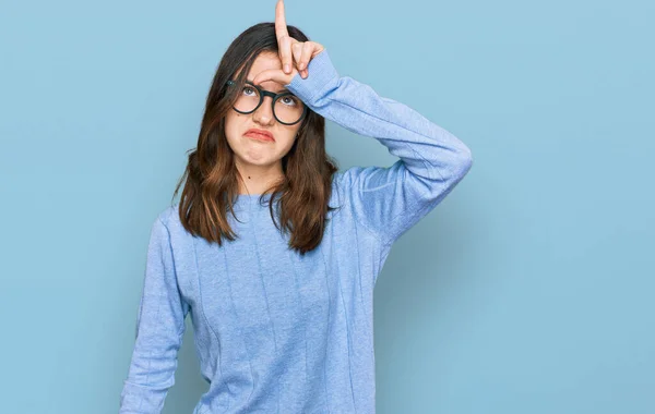 Genç Güzel Bir Kadın Günlük Kıyafetler Gözlük Takıyor Alnında Parmakları — Stok fotoğraf