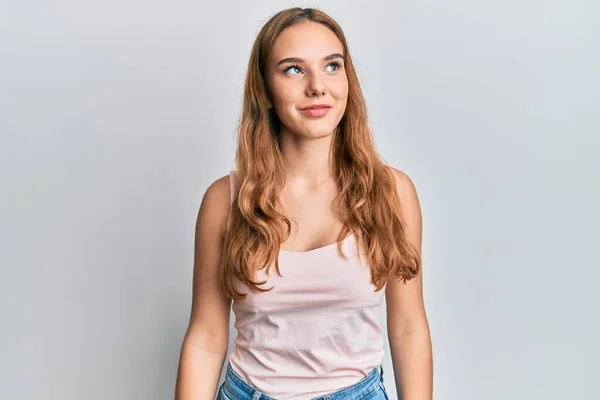 Kolsuz Tişörtlü Sıradan Giyinen Genç Sarışın Kadın Yan Yan Bakıyor — Stok fotoğraf