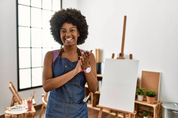 Afro Saçlı Genç Afrikalı Amerikalı Kadın Sanat Stüdyosunda Alkışlıyor Alkışlıyor — Stok fotoğraf