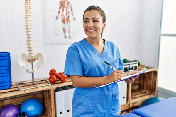 Young Hispanic Woman Wearing Physiotherapy Uniform Working Sport Center — Stock Photo, Image