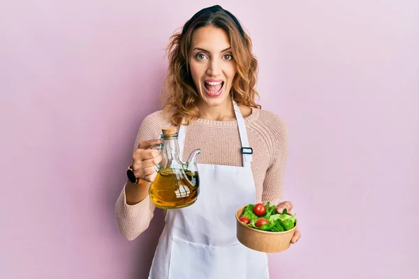 Ung Kaukasiska Kvinna Bär Förkläde Innehav Olivolja Burk Och Sallad — Stockfoto