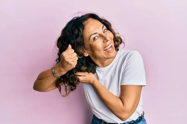 Mulher Hispânica Bonita Curling Cabelo Usando Produtos Cosméticos Fazendo Tratamento — Fotografia de Stock