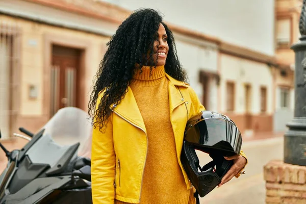 Mujer Afroamericana Mediana Edad Sosteniendo Casco Motocicleta Ciudad —  Fotos de Stock