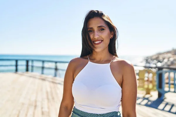 Jonge Latino Vrouw Glimlachen Zelfverzekerd Wandelen Aan Zee — Stockfoto