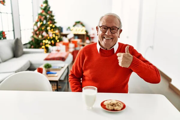 Senior Man Grey Hair Sitting Table Cookies Christmas Tree Smiling — Stock fotografie