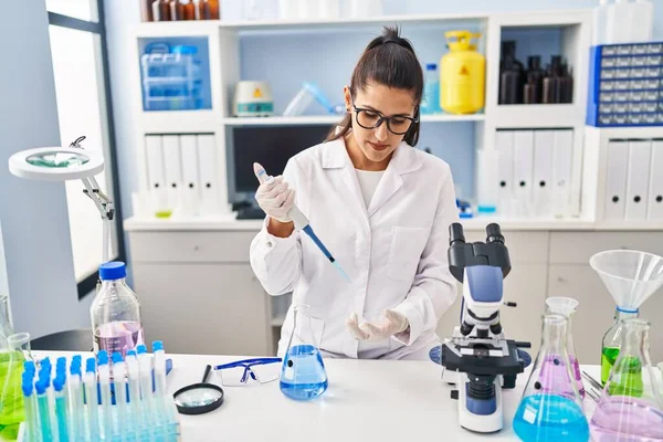 Jovem Hispânica Vestindo Uniforme Cientista Usando Pipeta Trabalhando Laboratório — Fotografia de Stock
