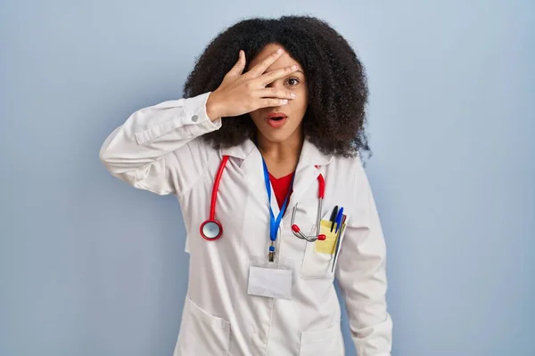 Junge Afrikanisch Amerikanische Frau Arztuniform Und Stethoskop Die Schockiert Gesicht — Stockfoto