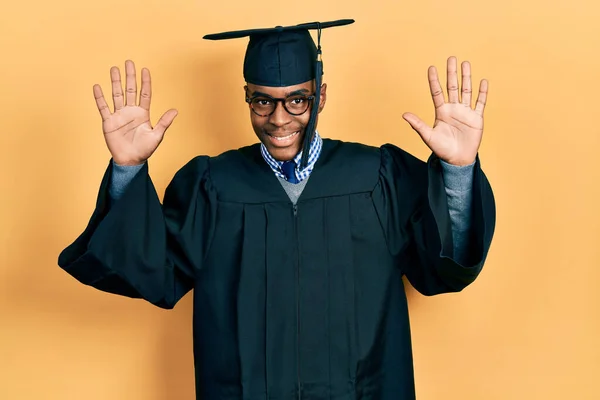 Νεαρός Αφροαμερικάνος Καπέλο Αποφοίτησης Και Ρόμπα Τελετής Που Δείχνει Και — Φωτογραφία Αρχείου