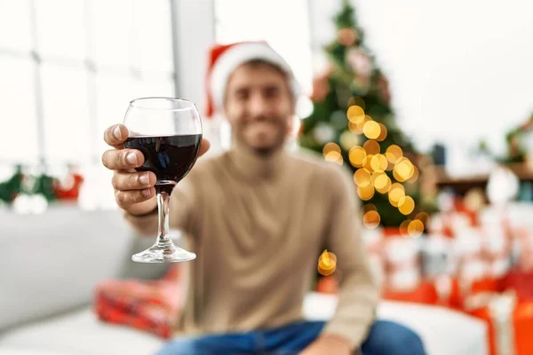 Junger Hispanischer Mann Trinkt Hause Wein Weihnachtsbaum — Stockfoto
