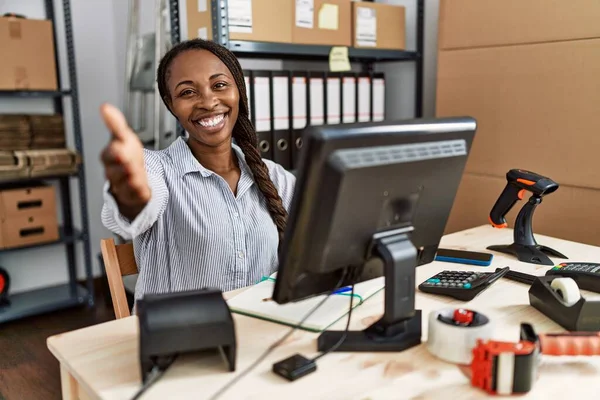 Afrikaanse Vrouw Werkt Bij Kleine Bedrijven Commerce Glimlachend Vriendelijk Aanbieden — Stockfoto