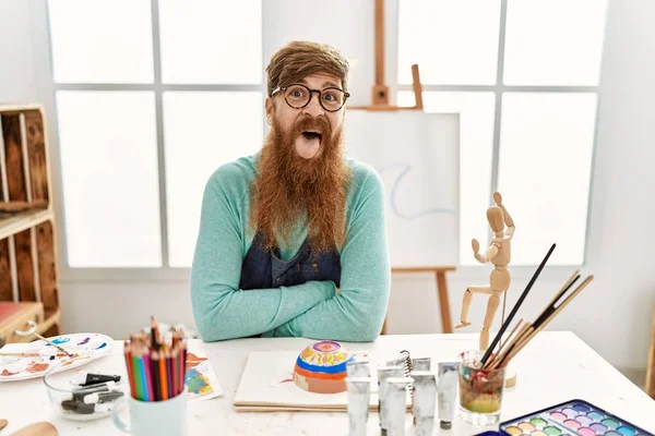 Redhead Man Long Beard Painting Clay Bowl Art Studio Sticking — Stok fotoğraf