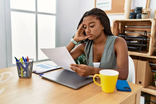 Mujer Afroamericana Joven Trabajadora Negocios Estresada Trabajando Oficina —  Fotos de Stock