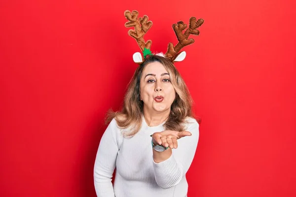 Orta Yaşlı Beyaz Bir Kadın Şirin Noel Geyiği Boynuzları Takmış — Stok fotoğraf
