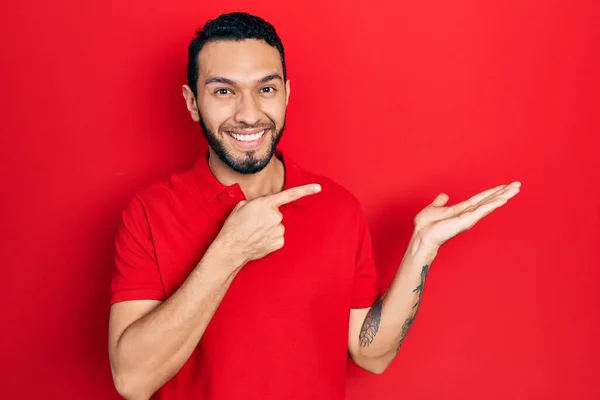 Homem Hispânico Com Barba Vestindo Camiseta Vermelha Casual Espantado Sorrindo — Fotografia de Stock