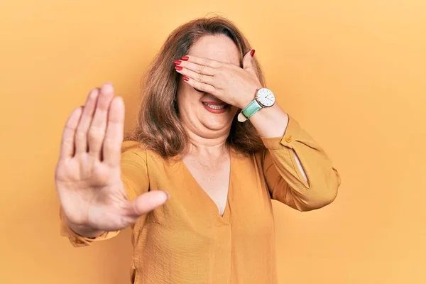 Orta Yaşlı Beyaz Kadın Günlük Kıyafetler Gözlük Takıyor Gözleri Ellerle — Stok fotoğraf