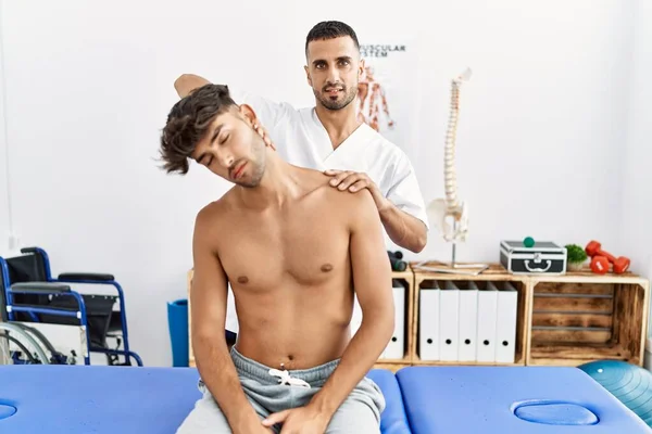 Dva Hispánští Muži Fyzioterapeut Pacient Rehabilitační Sezení Natahuje Krk Klinice — Stock fotografie
