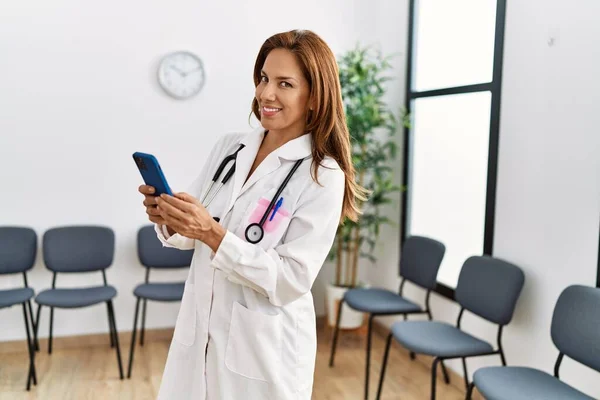 Mujer Latina Joven Vistiendo Uniforme Médico Usando Smartphone Sala Espera —  Fotos de Stock