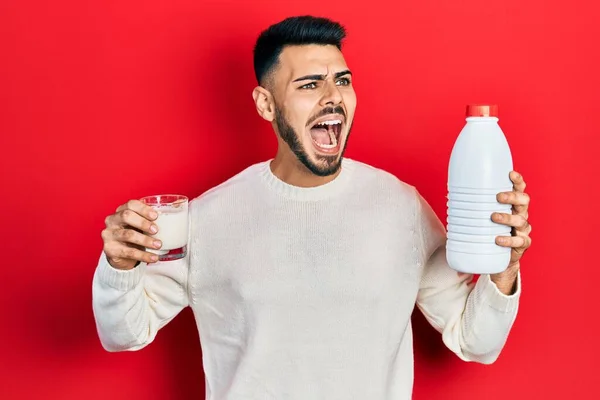 Jonge Spaanse Man Met Baard Met Glas Melk Plastic Fles — Stockfoto