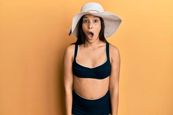 Young Latin Woman Wearing Bikini Summer Hat Scared Amazed Open — Stok fotoğraf